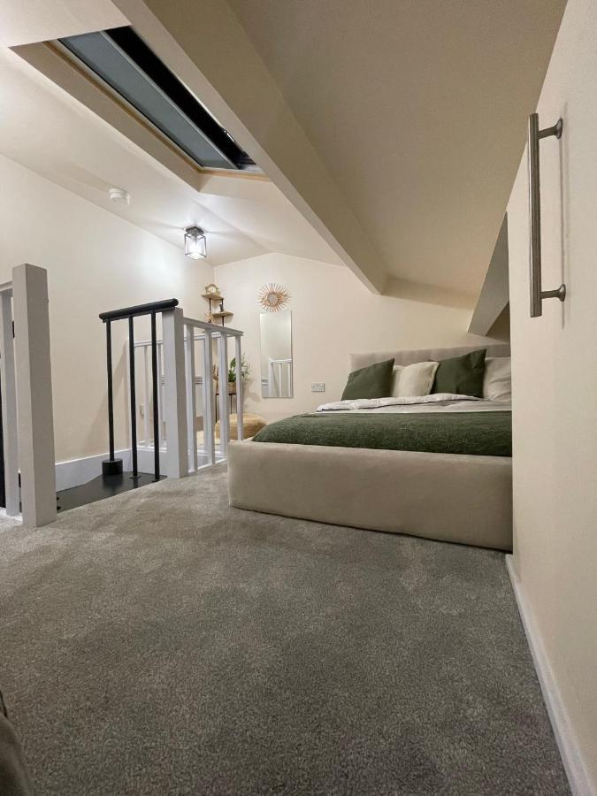 Unique Duplex Free Parking Free Wi-fi 6 Minutes From Leeds Centre *